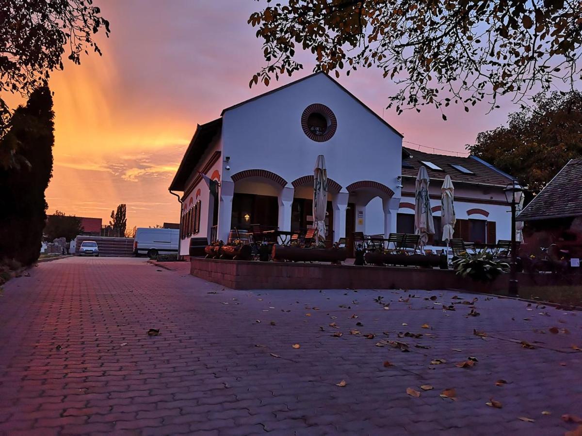 Bed and Breakfast Diofa Panzio Віллань Екстер'єр фото